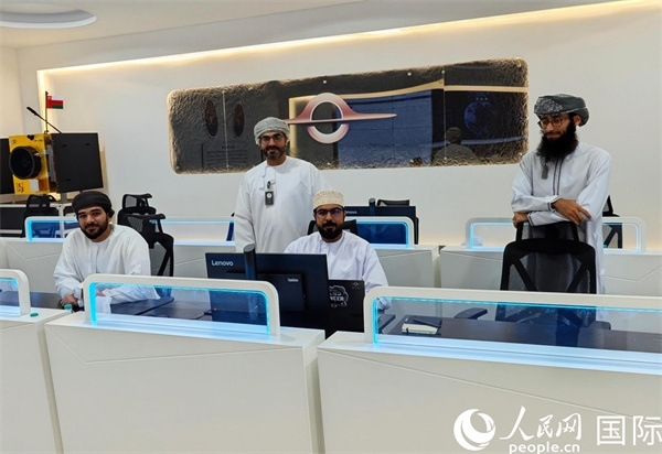 阿曼蘭斯航天公司員工在工作中。人民網(wǎng) 海瑟姆·穆扎恩攝