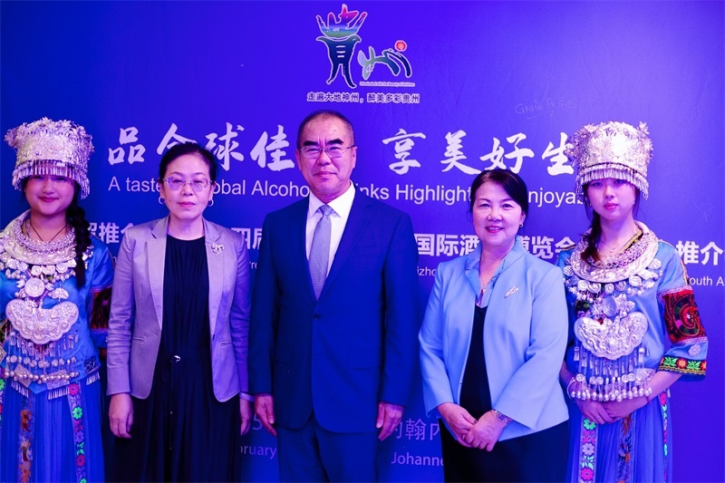 潘慶江總領(lǐng)事與王洪波秘書長(zhǎng)合影。（南非貴州商會(huì)供圖）