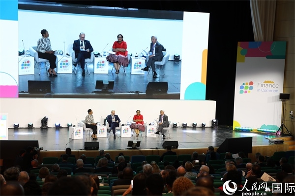 第5屆“共同金融”峰會(huì)在南非開(kāi)普敦國(guó)際會(huì)議中心開(kāi)幕。圖為峰會(huì)開(kāi)幕式現(xiàn)場(chǎng)。人民網(wǎng)記者戴楷然攝