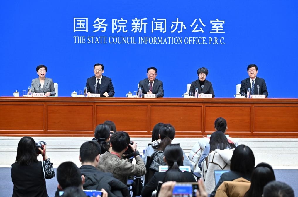 2月28日，國務(wù)院新聞辦公室在北京舉行國務(wù)院政策例行吹風(fēng)會，民政部副部長唐承沛、財(cái)政部副部長郭婷婷、自然資源部副部長許大純、住房城鄉(xiāng)建設(shè)部副部長姜萬榮和國務(wù)院新聞辦公室新聞發(fā)言人介紹2024年國務(wù)院部門辦理全國人大代表建議和全國政協(xié)提案工作有關(guān)情況，并答記者問。新華社記者 李鑫 攝