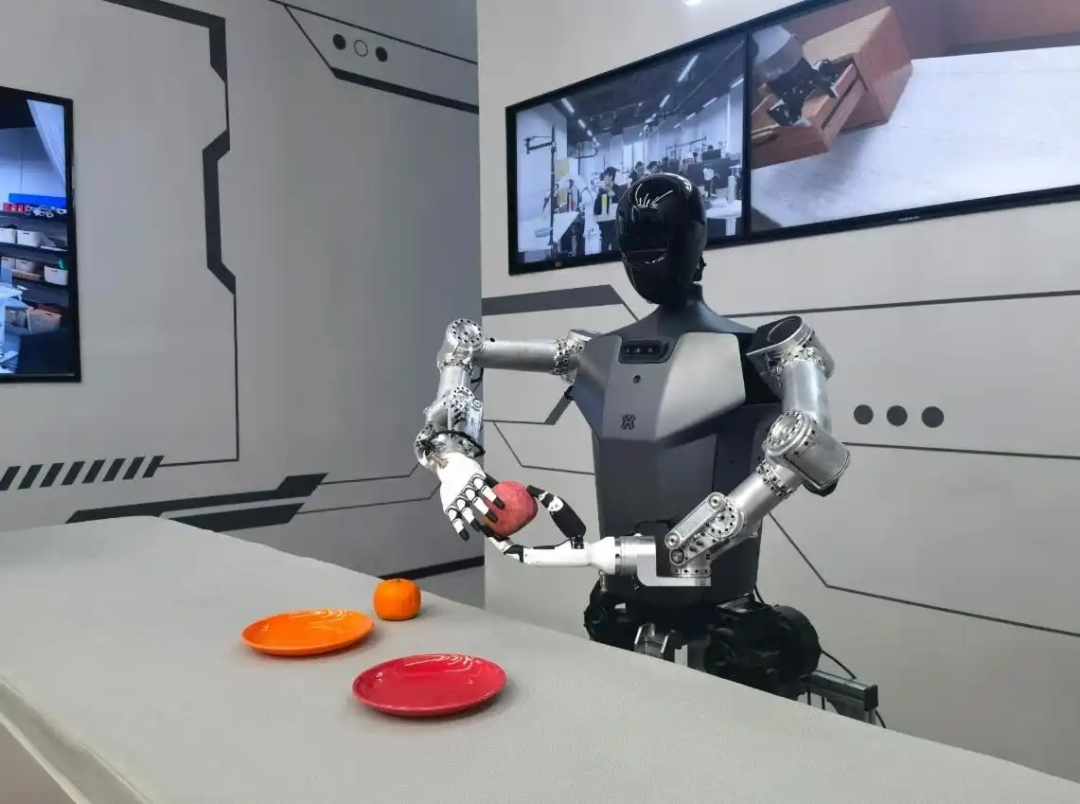 △2025年2月24日，北京“機(jī)器人大世界”展出的機(jī)器人正在完成日常家務(wù)。