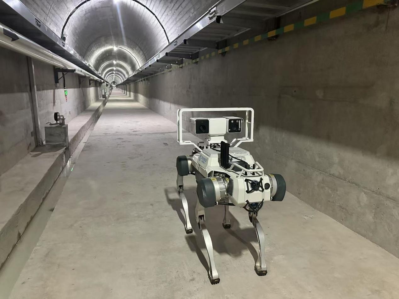 機(jī)器人正在對(duì)大壩廊道進(jìn)行巡檢，重點(diǎn)監(jiān)測(cè)裂縫，滲水點(diǎn)，積水等。水利部供圖