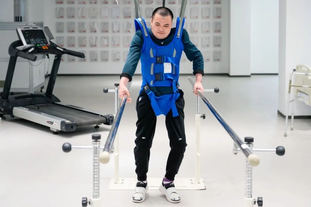 在術(shù)后第14天，患者依靠自身運(yùn)動(dòng)意圖行走。復(fù)旦大學(xué)供圖