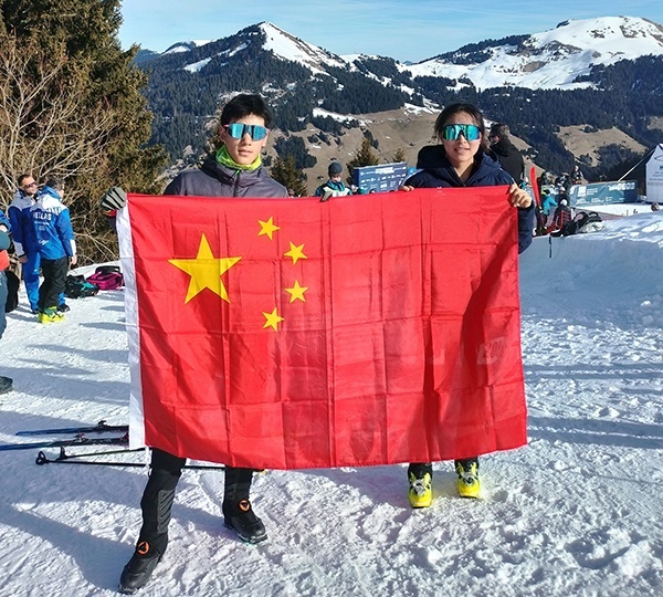 U18垂直競(jìng)速男子冠軍貢松郎（左）加和女子冠軍普姆阿尼賽后舉國(guó)旗慶祝。中國(guó)滑雪登山隊(duì)供圖