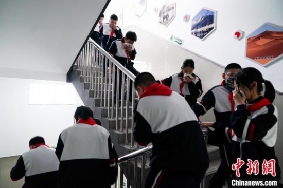  圖為學(xué)生們進行應(yīng)急疏散演練。中新社記者 趙宇航 攝