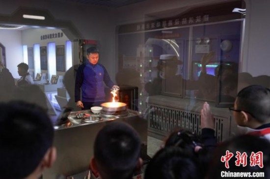 圖為學(xué)生們參觀道里區(qū)消防救援大隊消防科普體驗館內(nèi)火場真實體驗演示區(qū)。中新社記者 趙宇航 攝