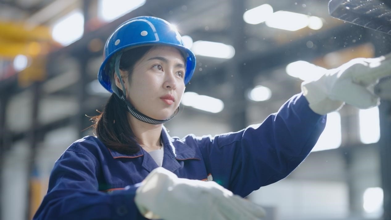 老中鐵路有限公司萬(wàn)象運(yùn)營(yíng)管理中心機(jī)輛車(chē)間希達(dá)在工作中。老中鐵路有限公司供圖