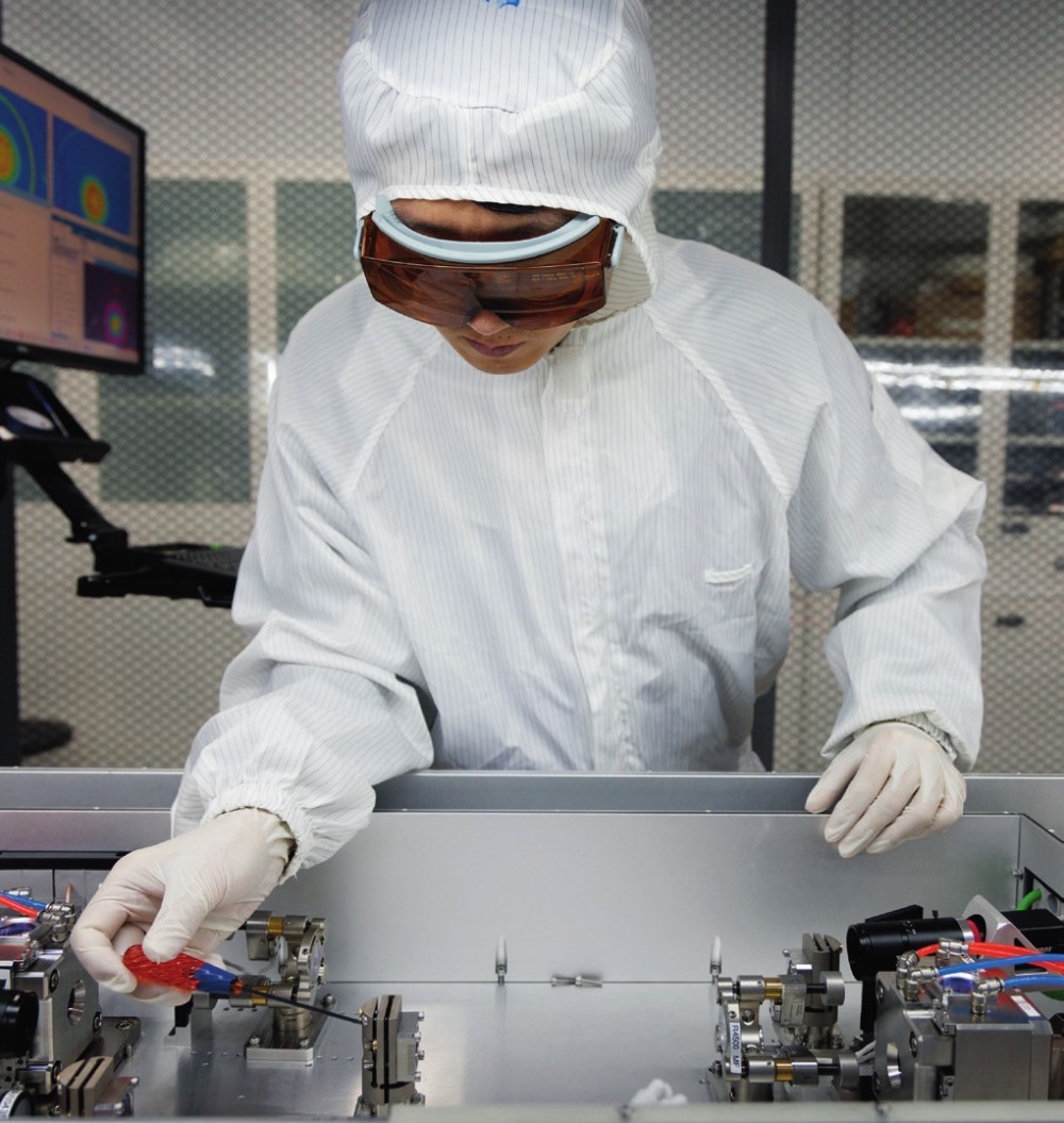 科研人員在廣東東莞阿秒科學(xué)中心實驗室調(diào)試高性能激光器（2025年1月10日攝）。金立旺攝/本刊