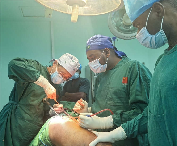 王磊醫(yī)師手術(shù)中。中國援桑醫(yī)療隊(duì)供圖