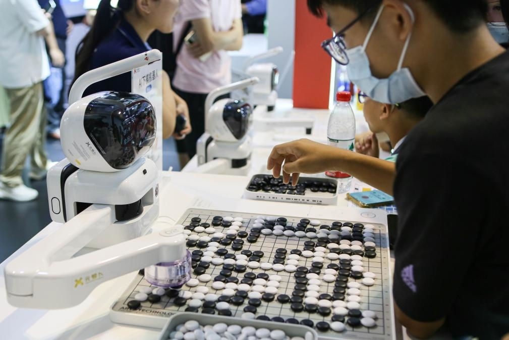 2023年7月7日，元蘿卜AI下棋機(jī)器人與觀眾對弈。2023年7月6日至8日，2023世界人工智能大會在上海舉行。新華社記者 辛夢晨 攝