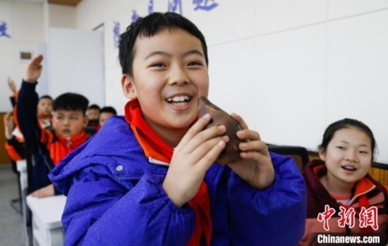 圖為學(xué)生在“國寶音樂會(huì)”社教課中體驗(yàn)吹陶塤。中新社記者 馬銘言 攝