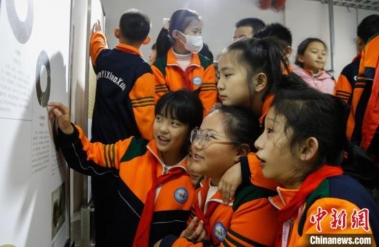 圖為學(xué)生參觀青海省博物館“1+3”主題流動(dòng)展覽，了解在青海喇家遺址出土的齊家文化 · 玉三璜聯(lián)璧。中新社記者 馬銘言 攝