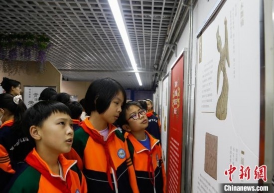 圖為學(xué)生參觀青海省博物館“1+3”主題流動(dòng)展覽，了解木舞俑。中新社記者 馬銘言 攝
