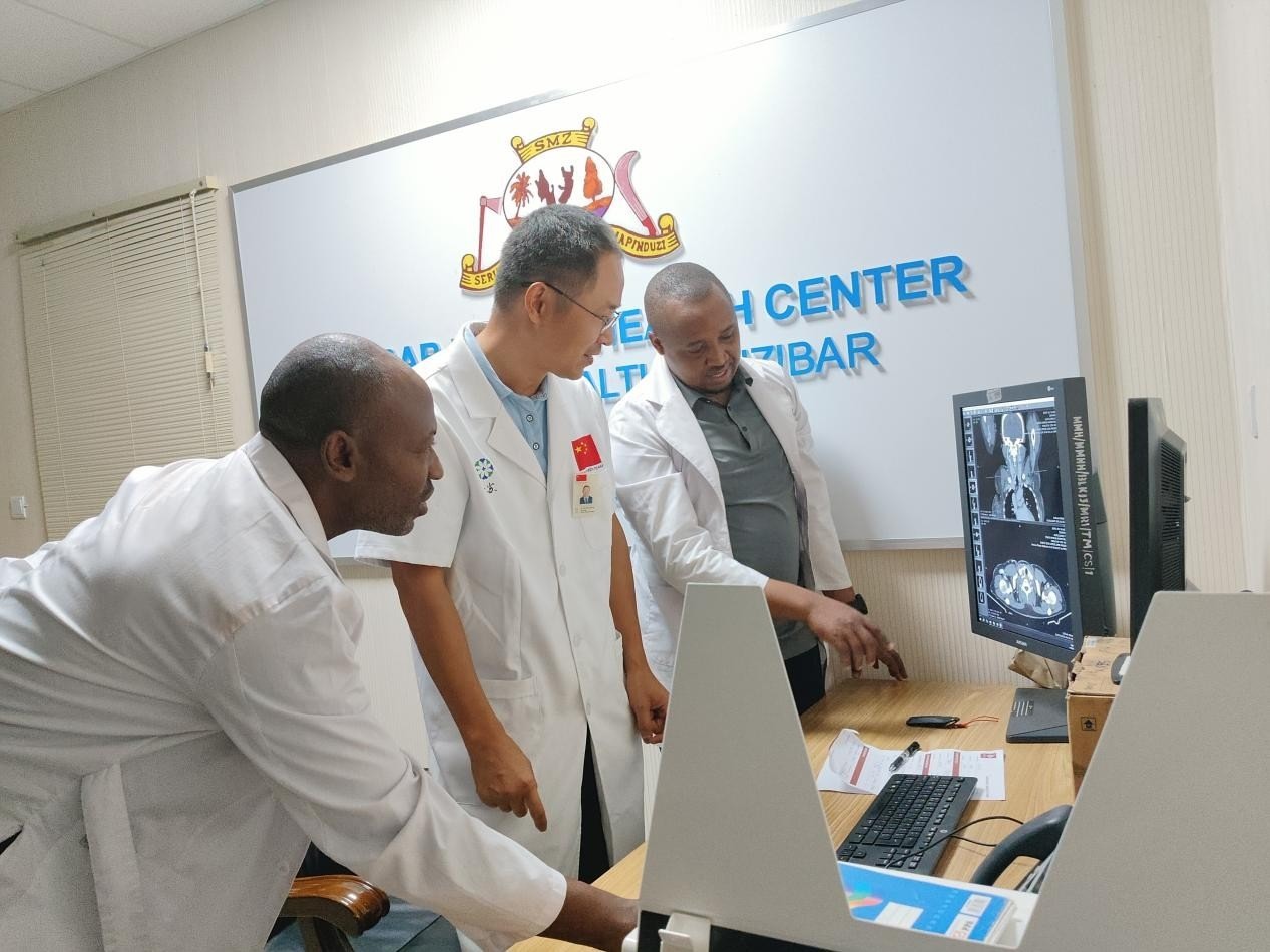 張建東主任指導(dǎo)當?shù)蒯t(yī)生進行影像分析 中國援桑醫(yī)療隊 供圖