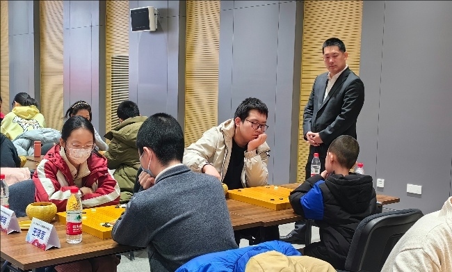 常昊觀戰(zhàn)年輕棋手們比賽。人民網(wǎng)記者 李乃妍攝