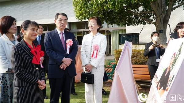 共同觀看女性成就圖片展。人民網(wǎng) 蔣曉辰攝