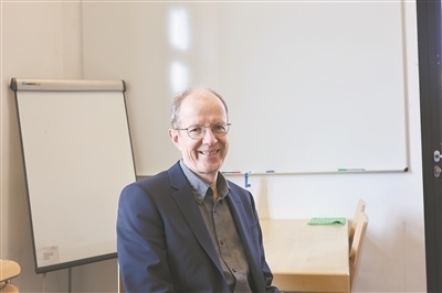 德國物理學(xué)會主席、雷根斯堡大學(xué)凝聚態(tài)物理學(xué)家克勞斯·里希特教授。駐德國記者 李山攝
