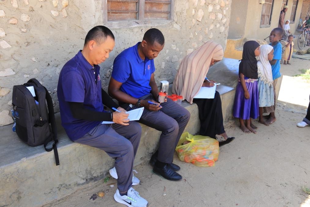 專家組指導(dǎo)非方疾控人員開展疾病篩查工作。專家組供圖