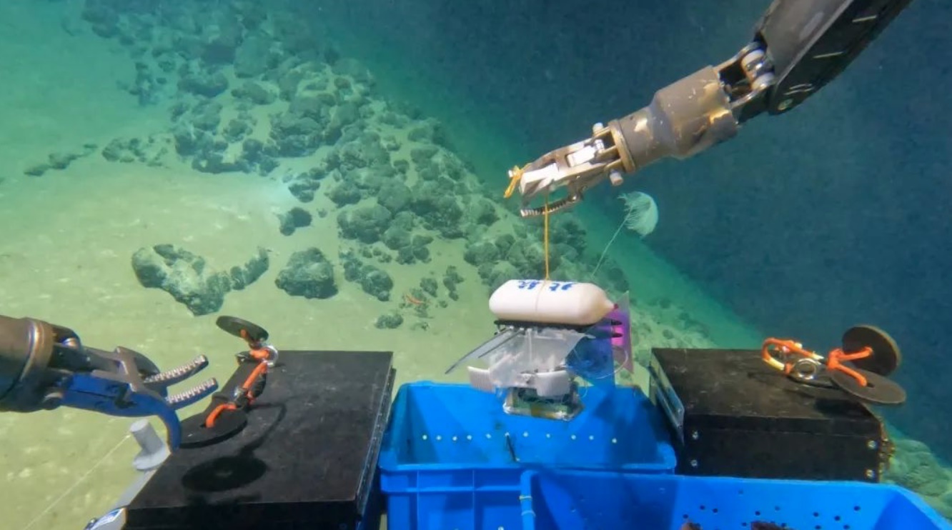 北航深海小型機(jī)器人在深海測(cè)試。校方供圖