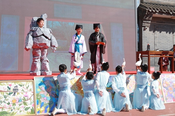展覽開(kāi)幕式上，府學(xué)學(xué)子上演情景劇《鵝池》。府學(xué)胡同小學(xué)供圖