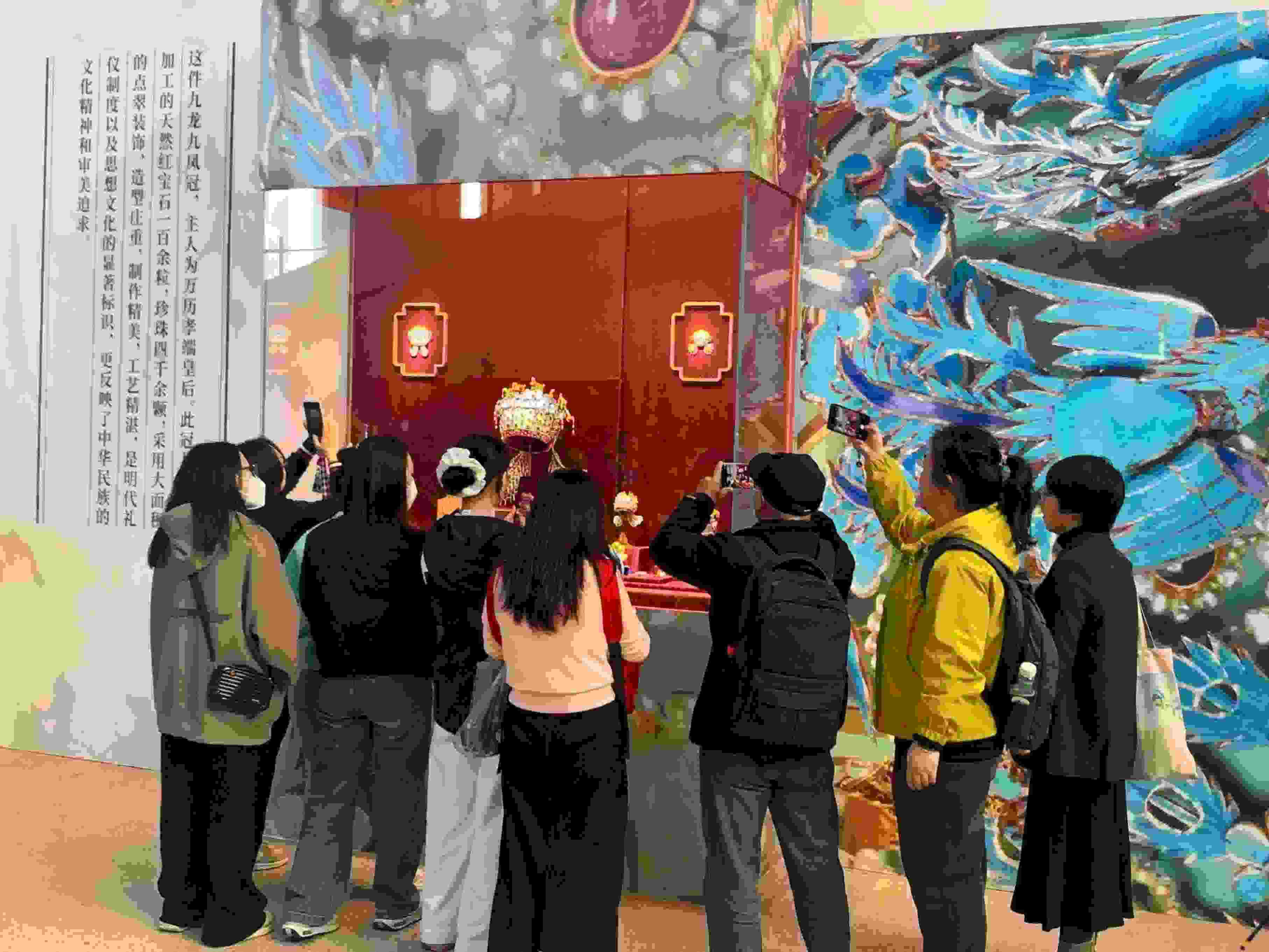 觀眾參觀國(guó)博鳳冠系列文創(chuàng)產(chǎn)品。人民網(wǎng)記者 劉穎穎攝