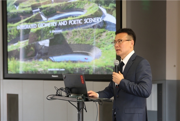 李興鋼院士做題為《勝景幾何》的主旨報告?；顒又鬓k方供圖