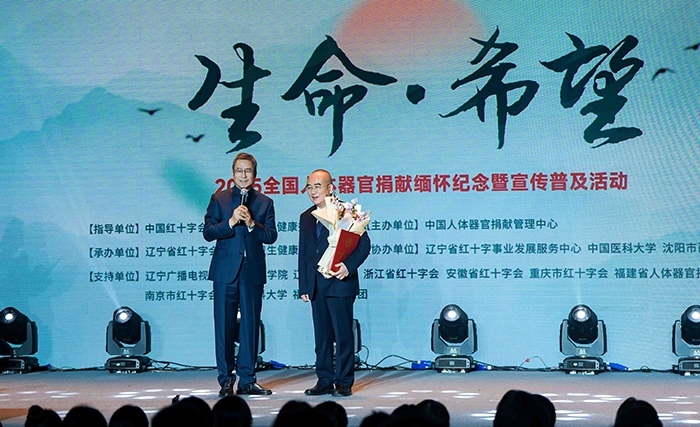 中國(guó)紅十字會(huì)副會(huì)長(zhǎng)白巖松在現(xiàn)場(chǎng)采訪“人民英雄”張定宇教授。主辦方供圖