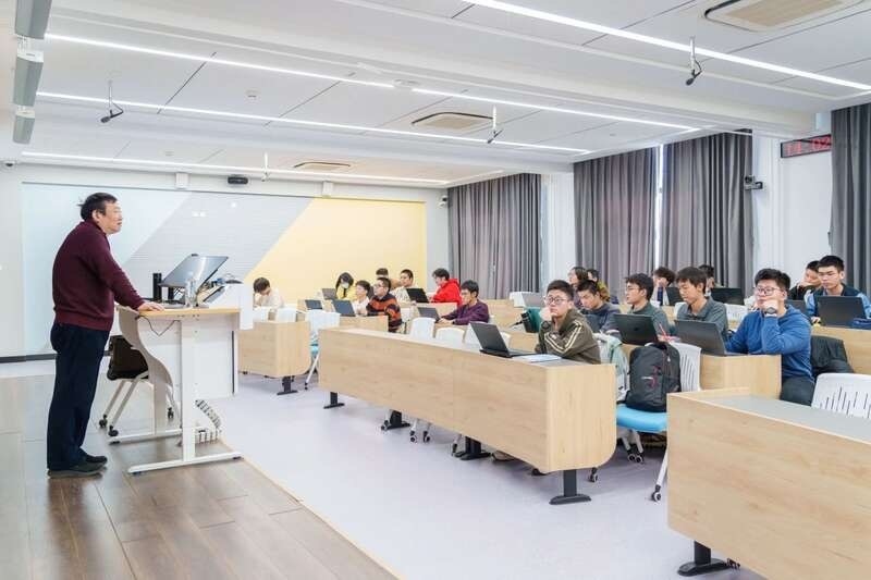 北航面向全校本科生開設《人工智能導論》通識必修課。校方供圖