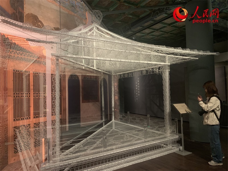 游客在故宮博物院參觀展覽。人民網(wǎng)記者 韋衍行攝