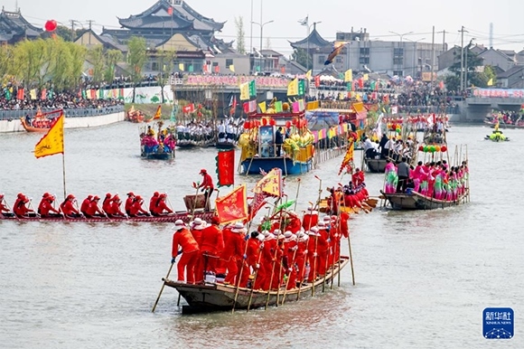 ?4月4日，選手在參加茅山會(huì)船盛會(huì) 。?新華社發(fā)（楊玉崗 攝）