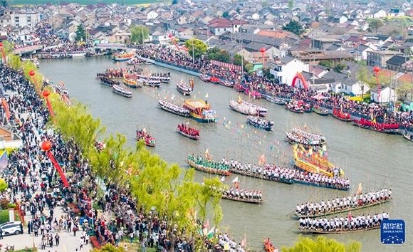 4月4日，選手在參加茅山會(huì)船盛會(huì)（無(wú)人機(jī)照片）。?新華社發(fā)（周社根 攝）