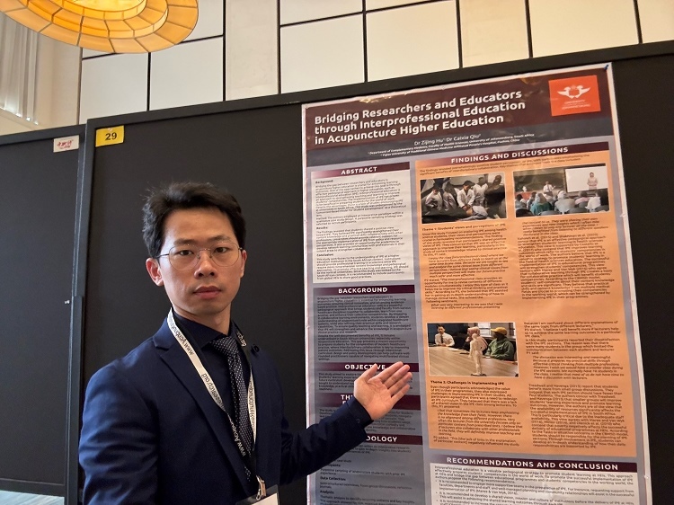 胡紫景醫(yī)生在國(guó)際針灸學(xué)術(shù)會(huì)議中。約翰內(nèi)斯堡大學(xué)供圖