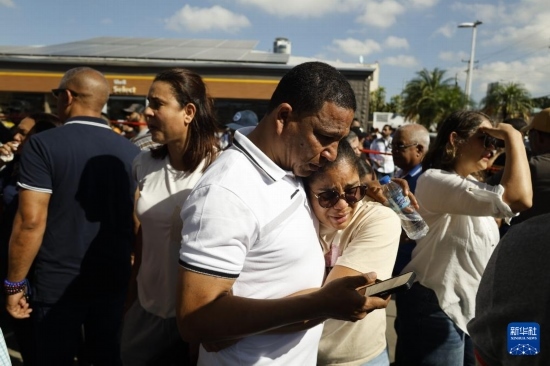  4月8日，人們聚集在多米尼加首都圣多明各的夜總會(huì)屋頂坍塌事故現(xiàn)場附近。新華社發(fā)