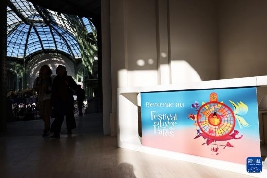 4月11日，人們在法國巴黎大皇宮參加2025巴黎書展。新華社記者 高靜 攝