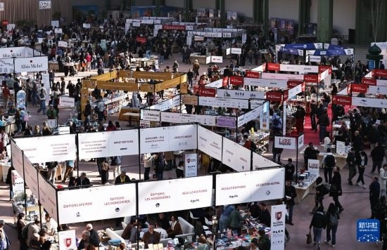 4月11日，人們在法國巴黎大皇宮參加2025巴黎書展。新華社記者 高靜 攝