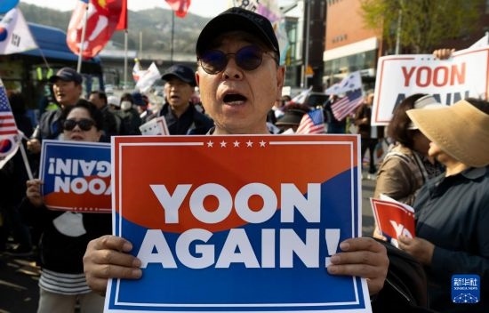 4月11日，在韓國首爾漢南洞官邸附近，支持者為韓國前總統(tǒng)尹錫悅送行。新華社發(fā)（全休相攝）