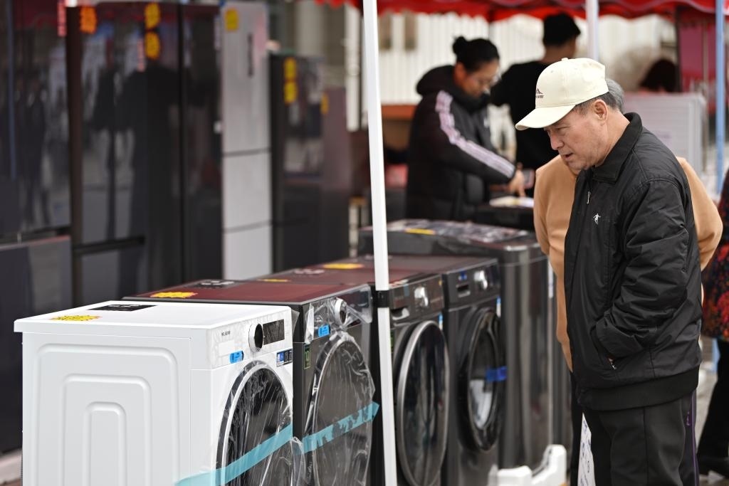 3月28日，天津市北辰區(qū)舉行2025年消費(fèi)品以舊換新惠民服務(wù)活動，吸引眾多市民前來選購。新華社記者 李然 攝