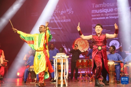 4月10日，在塞內(nèi)加爾首都達喀爾的國家大劇院，中央音樂學院進擊打擊樂團與塞內(nèi)加爾杜杜·恩迪亞耶·羅斯打擊樂團同臺演出。新華社記者 司源 攝