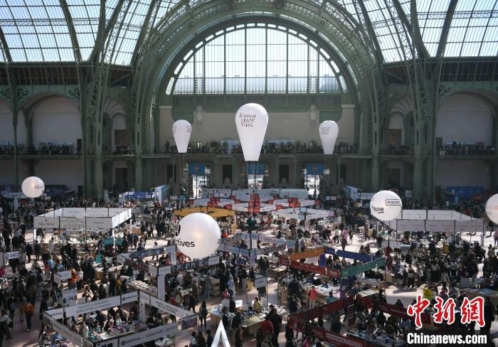 當(dāng)?shù)貢r間4月11日，2025年巴黎圖書節(jié)在巴黎大皇宮揭幕。圖為巴黎大皇宮的圖書節(jié)現(xiàn)場。中新社記者 李洋 攝