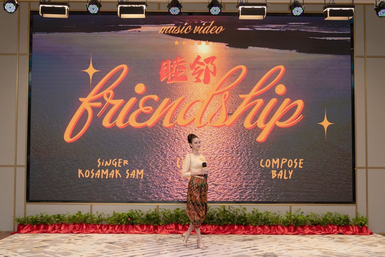 柬埔寨歌手珂撒瑪演唱紀(jì)錄片《睦鄰·柬埔寨》主題曲。柬埔寨數(shù)字電視有限公司供圖