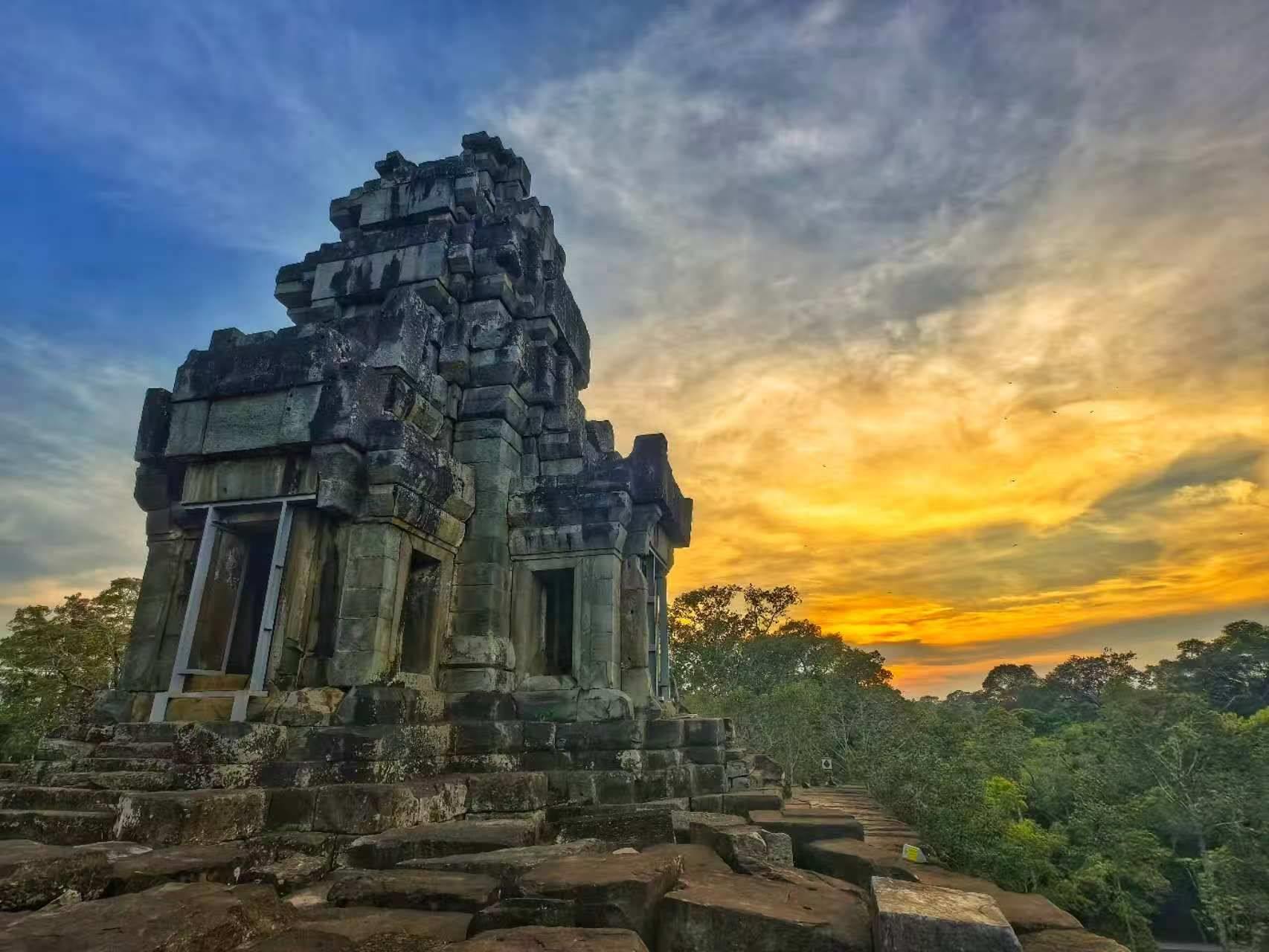 由中國專家修復(fù)的茶膠寺最高處的砂巖塔。（人民日報記者強薇 攝）