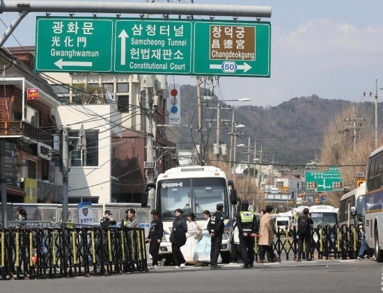  4月3日，在韓國首爾，警察在韓國憲法法院附近進行交通管制。新華社記者姚琪琳攝