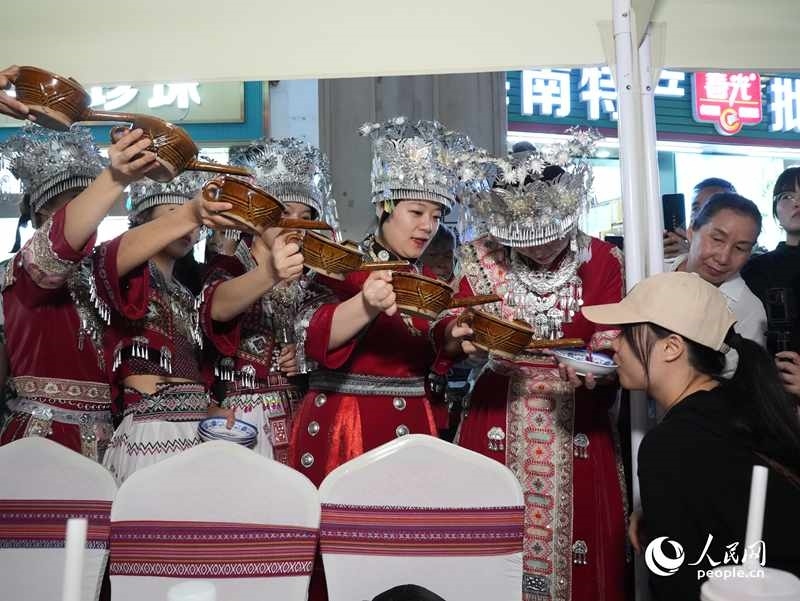 游客體驗(yàn)互動(dòng)演出《高山流水》。人民網(wǎng)記者 張力洋攝