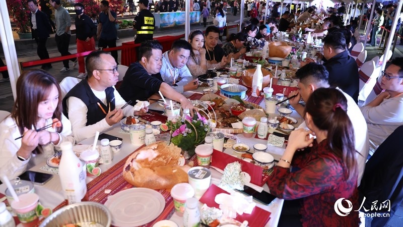 消博會(huì)嘉賓沉浸享用長桌宴。人民網(wǎng)記者 符武平攝