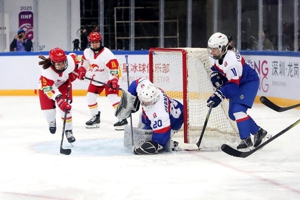 中國隊球員孔明會(左一)射門。圖片來源：中國冰球協(xié)會