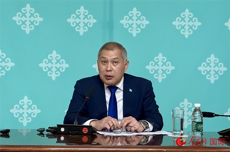 哈薩克斯坦駐華大使沙赫拉特·努雷舍夫在哈駐華大使館舉辦新聞發(fā)布會。人民網(wǎng)阿爾達克 攝