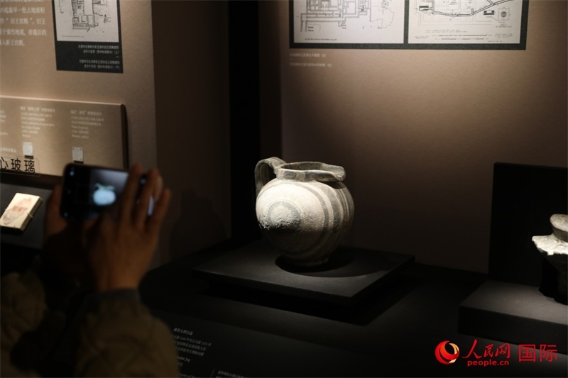 參觀者在拍攝。4月14日，來自希臘伊拉克利翁考古博物館的文物在故宮博物院展出。（人民網 張澤宇攝）
