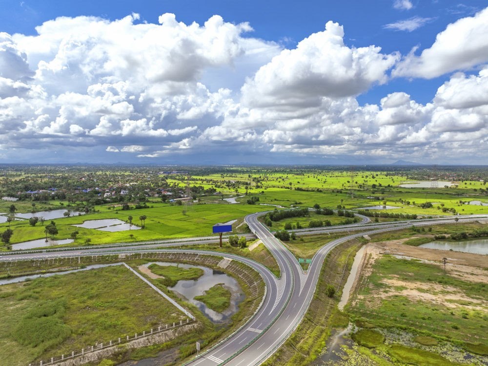 2024年9月25日在柬埔寨磅士卑省拍攝的金港高速公路（無人機(jī)照片）。連接柬埔寨首都金邊和最大深水海港西哈努克港的金港高速公路，是中柬共建“一帶一路”標(biāo)志性項目。