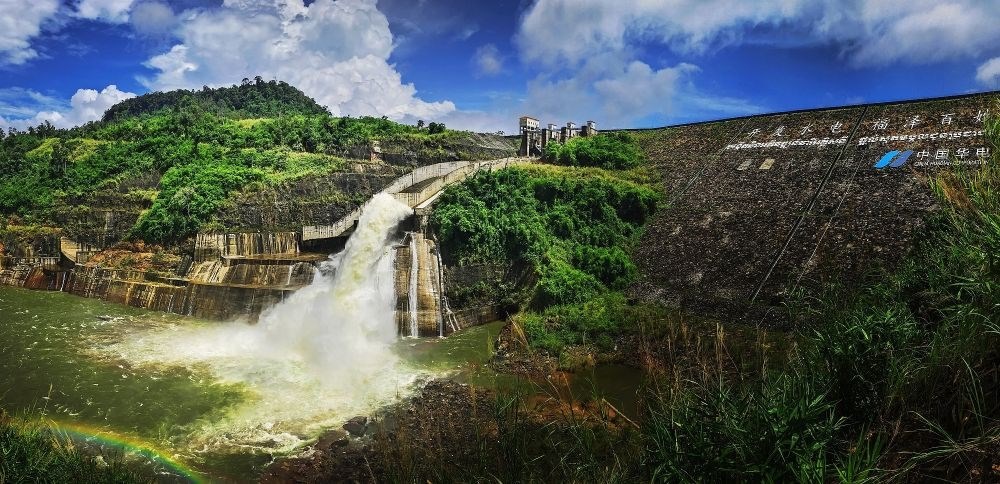 2018年6月22日在柬埔寨戈公省拍攝的中國援柬額勒賽水電站上大壩。