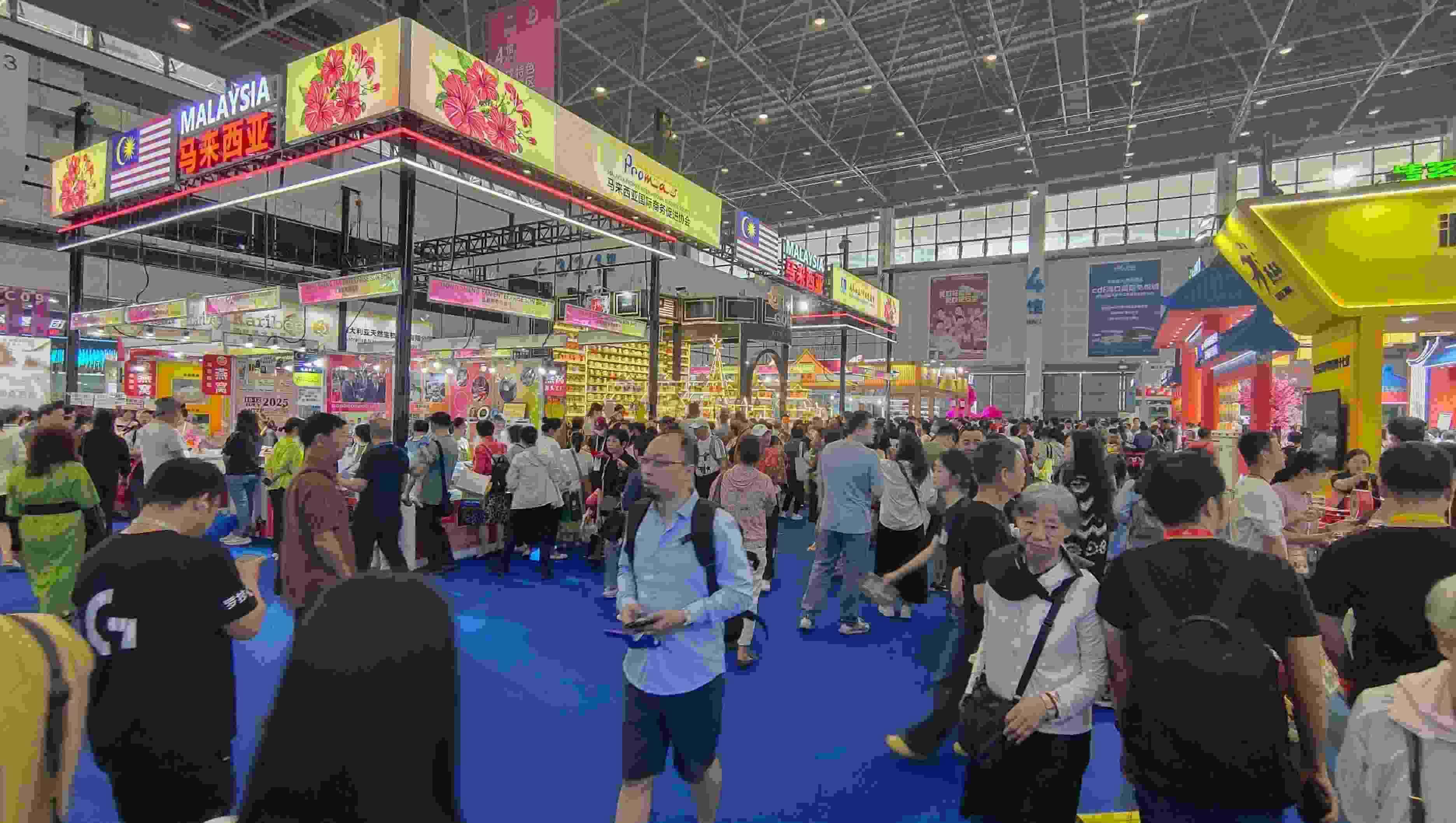 消博會(huì)迎來(lái)公眾開(kāi)放日，眾多市民、客商來(lái)到展館參觀、購(gòu)物。人民網(wǎng)記者 李彤?dāng)z